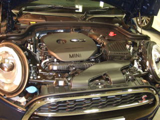BMWミニクーパーSのエンジンルーム